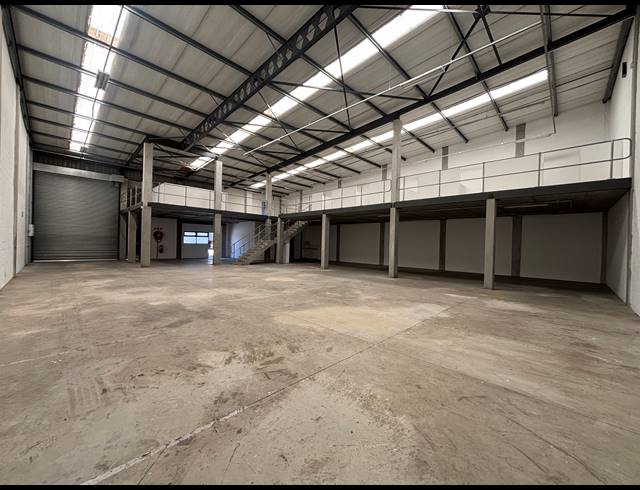 606M² WAREHOUSE TO LET IN STIKLAND INDUSTRIAL
